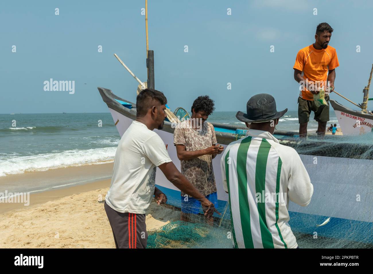 Benaulim Beach, Goa - Indien. April 06 2023. Fischer laden ihren Fang von den Strohhäckslern an die Küste. Die Fischer sortieren dann sorgfältig Segrega Stockfoto