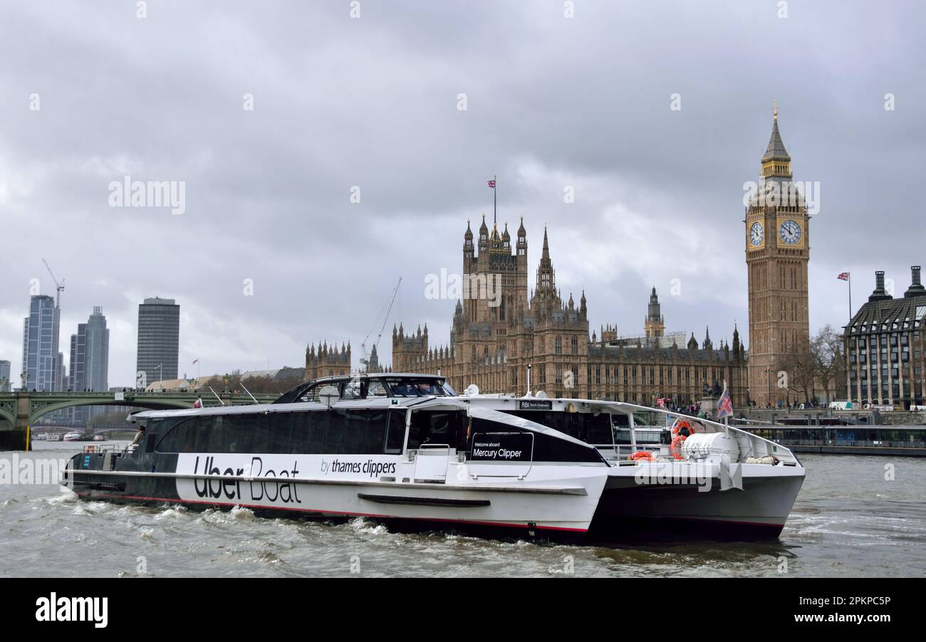 Uber Boat by Thames Clipper River Bus Service Schiff Mercury Clipper auf der Themse vor den Houses of Parliament in London Stockfoto