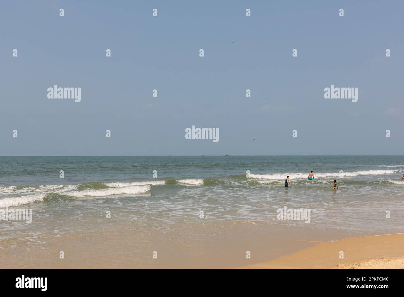 Benaulim Sunny Beach ist ein beliebtes Reiseziel am Meer im indischen Bundesstaat Goa. Der Strand ist bekannt für seinen goldenen Sand und das klare blaue Wasser Stockfoto