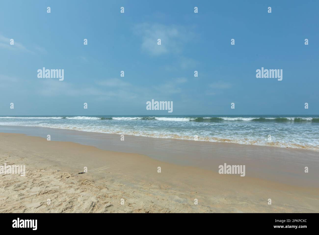Benaulim Sunny Beach ist ein beliebtes Reiseziel am Meer im indischen Bundesstaat Goa. Der Strand ist bekannt für seinen goldenen Sand und das klare blaue Wasser Stockfoto