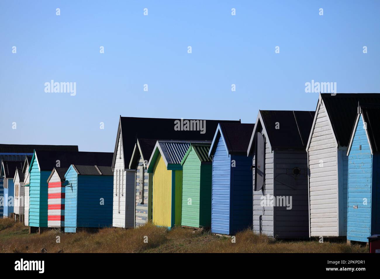 Strandhütten in Heacham an der Norfolkküste in hellem Sonnenschein. Stockfoto