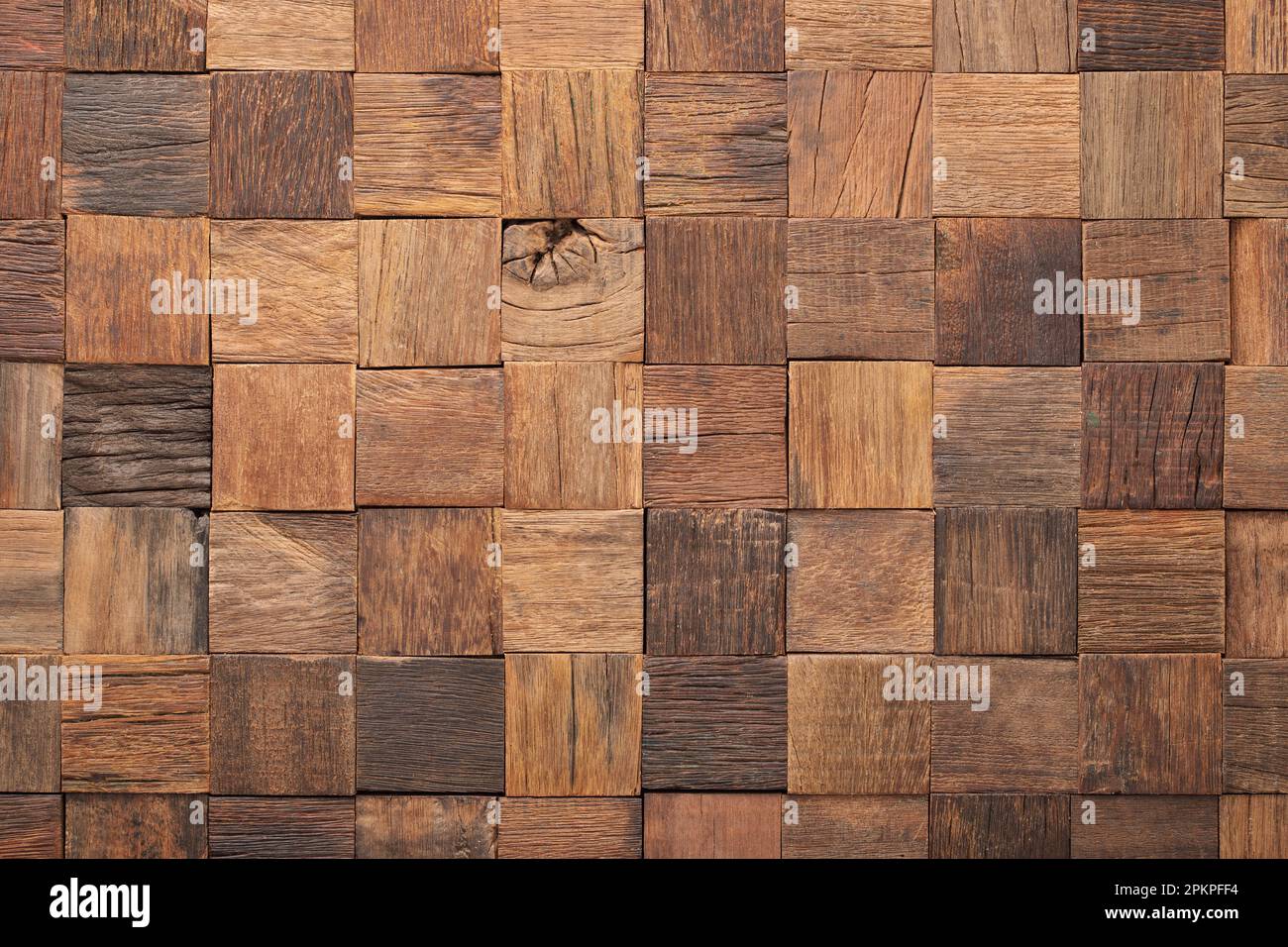 Oberfläche von Tafeln aus Wandpaneelen als Hintergrund. Braune Holzstruktur Stockfoto