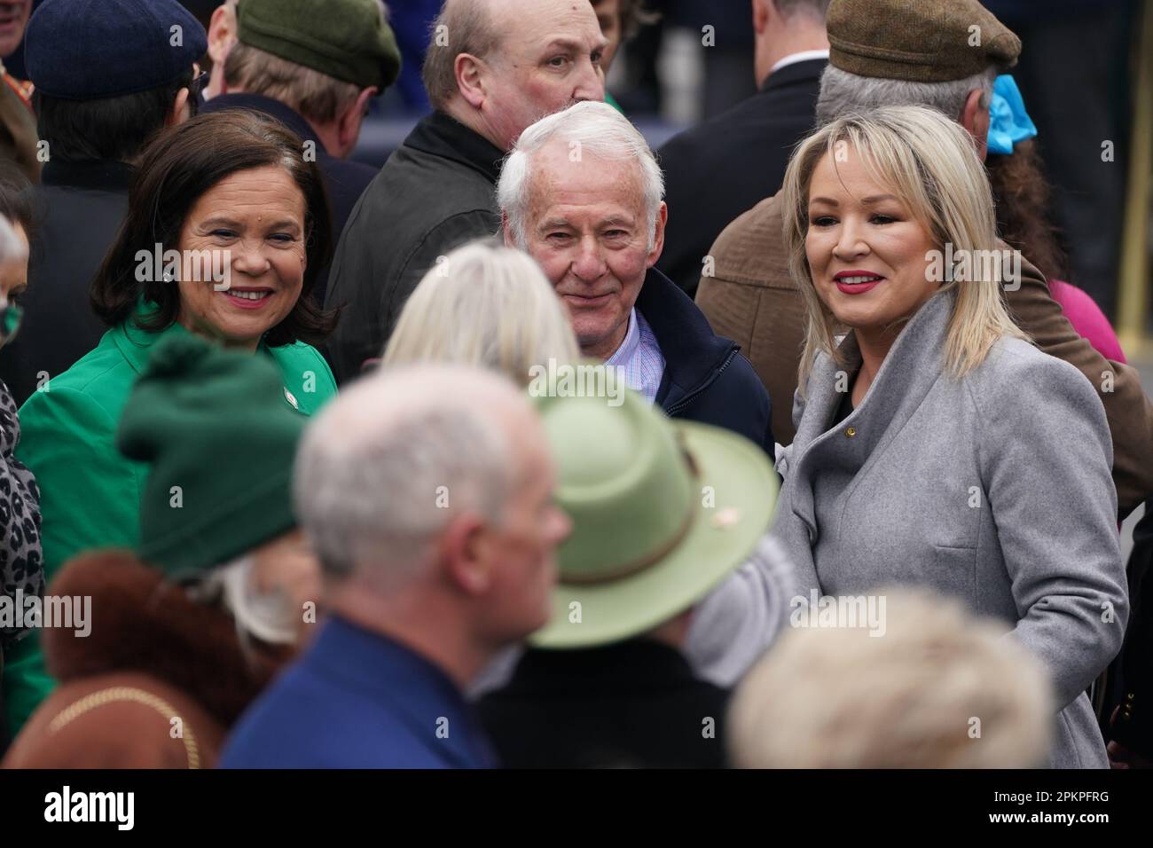 Sinn Fein Parteiführerin Mary Lou McDonald (links) und Vizepräsidentin Michelle O'Neill anlässlich einer Zeremonie auf der GPO in der O'Connell Street in Dublin anlässlich des Jahrestages des Osteraufstiegs 1916. Foto: Sonntag, 9. April 2023. Stockfoto