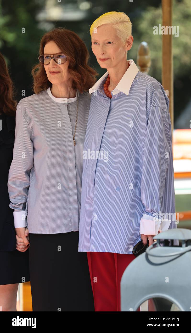 VENEDIG, ITALIEN - SEPTEMBER 06: Joanna Hogg und Tilda Swinton verlassen das Hotel Excelsior während des 79. Venice Film Festival am 06. September 2022 Stockfoto