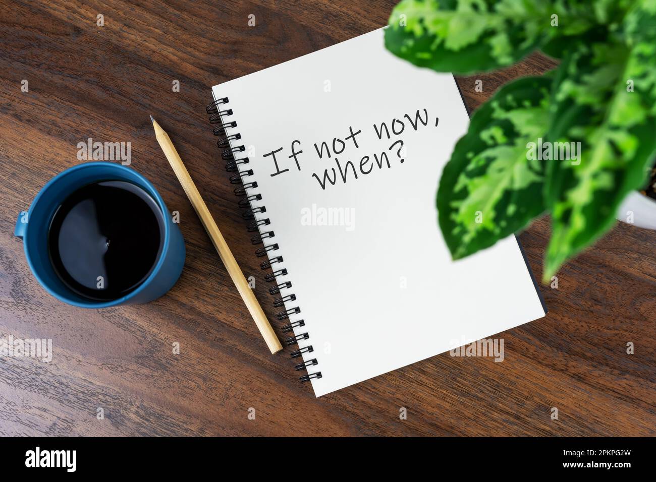 Kaffee und Notizblock mit Text – Wenn nicht jetzt, wann Stockfoto