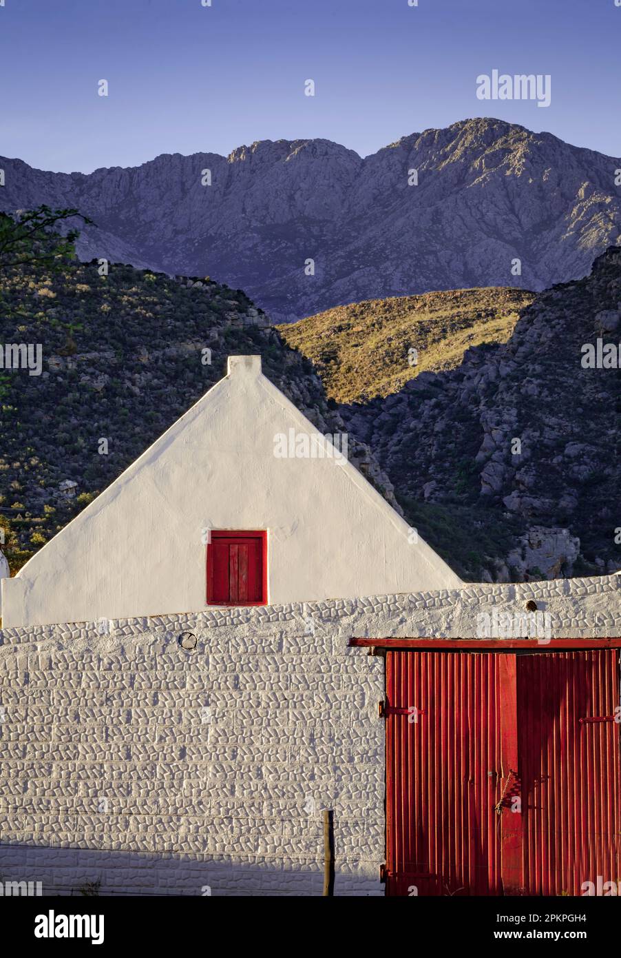 Bauernhof mit den Swartberggebirgen. Stockfoto