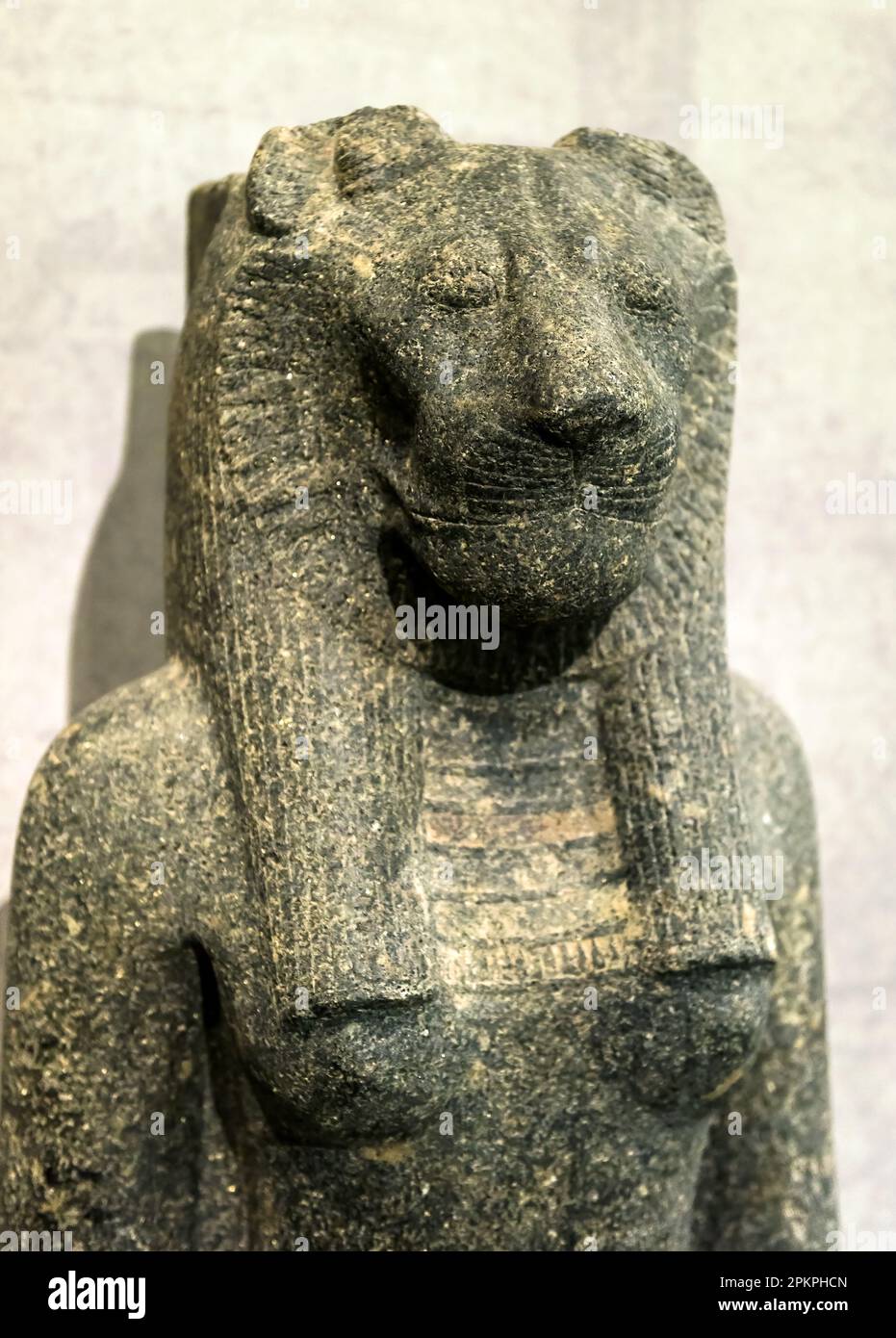 Ägyptische Statue der Göttin Sekhmet mit Löwenkopf, historische Steinskulptur. Traditionelle ägyptische Kunst, klassisches Kulturdenkmal des antiken C. Stockfoto