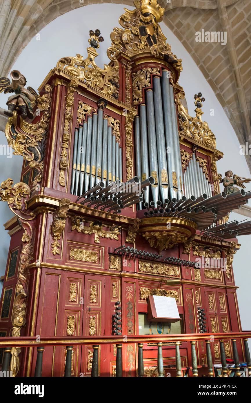 Pfeifenorgel aus dem 18. Jahrhundert in der 16.-Centuru-Kirche St. Martin in Trujillo, Extremadura, Spanien Stockfoto