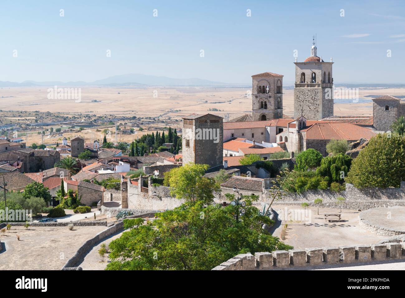 Blick von der Burg auf der Kirche Santa Maria La Mayor in Trujillo, Extremadura, Spanien Stockfoto