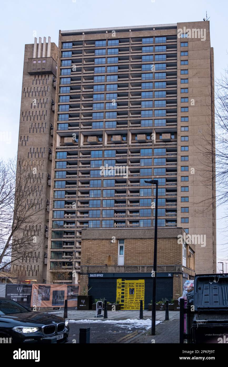 Vorderansicht des renovierten Balfron Tower in Tower Hamlets, East London. Der berühmte brutalistische Turmblock des Architekten Erno Goldfinger. England, Großbritannien. Stockfoto