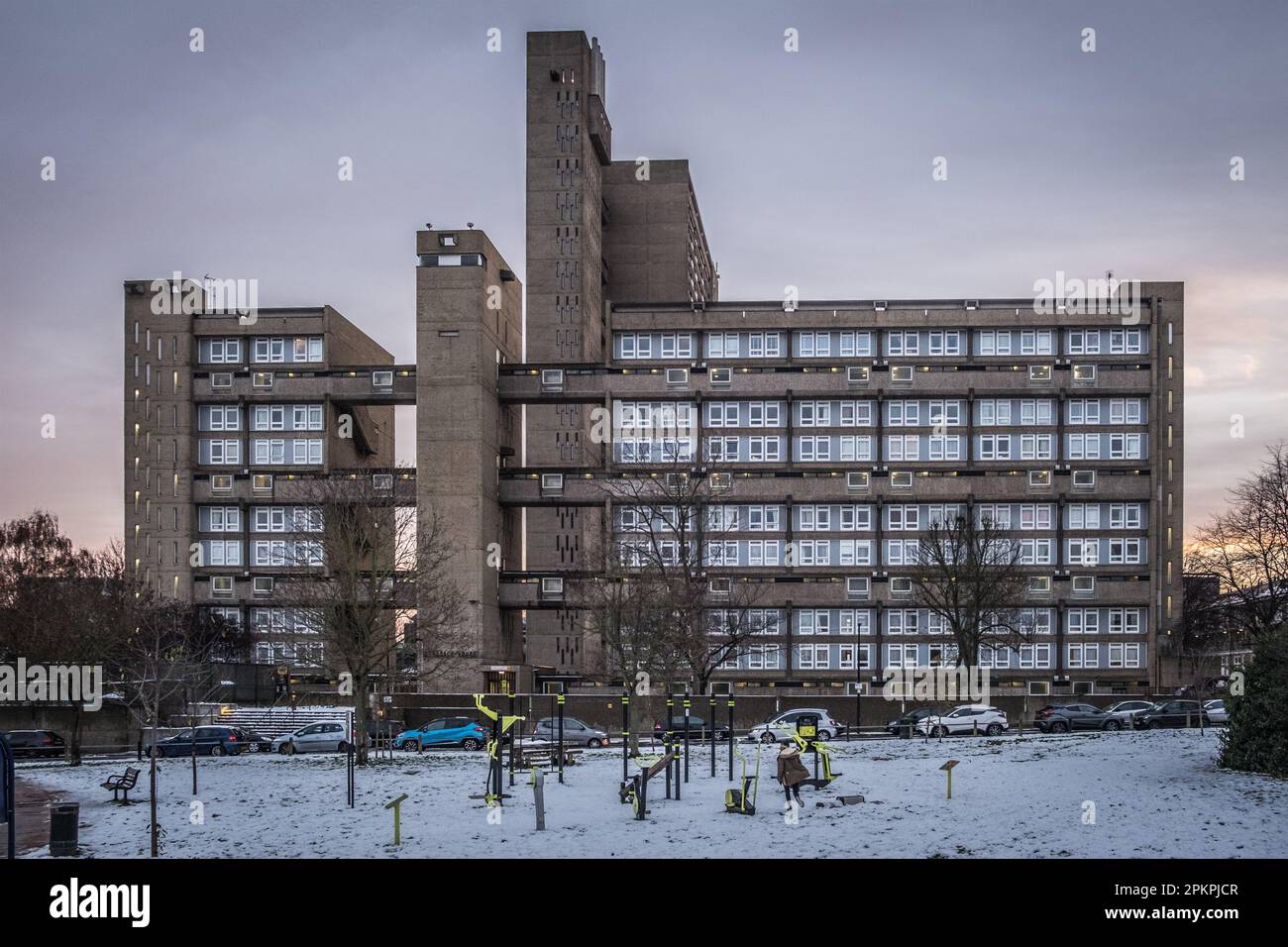 Carradale House (1967-70) neben dem Balfron Tower, einem modernistischen Gebäude, entworfen von Ernő Goldfinger und denkmalgeschützter Kategorie II. Tower Hamlets, East London. Stockfoto