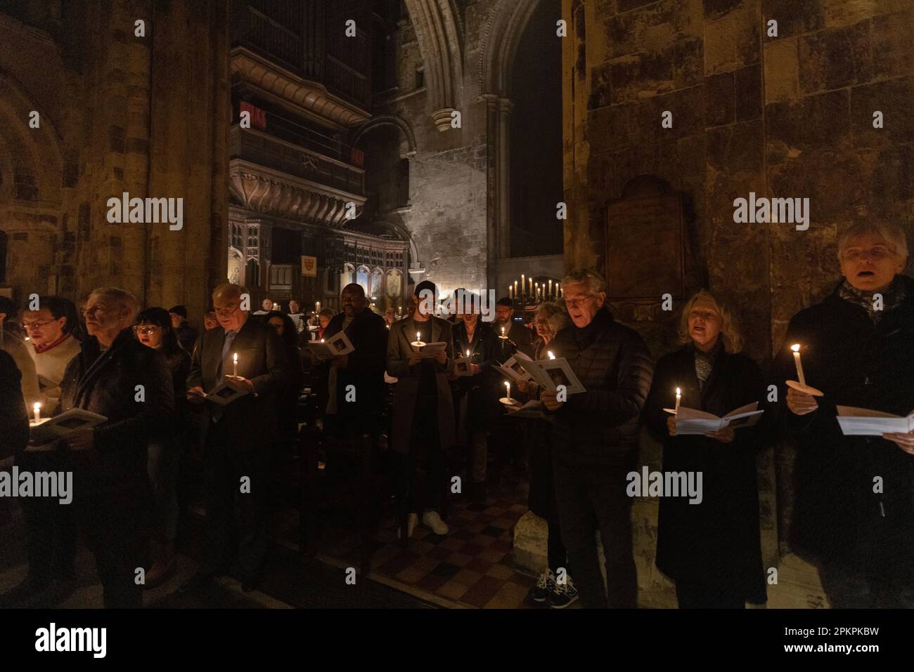 London, Großbritannien. 8. April 2023. Ostern-Vigil-Candlelight-Messe in St. Bartholomew, der großen Kirche in der Stadt London. Kredit: Andy Sillett/Alamy Live News Stockfoto