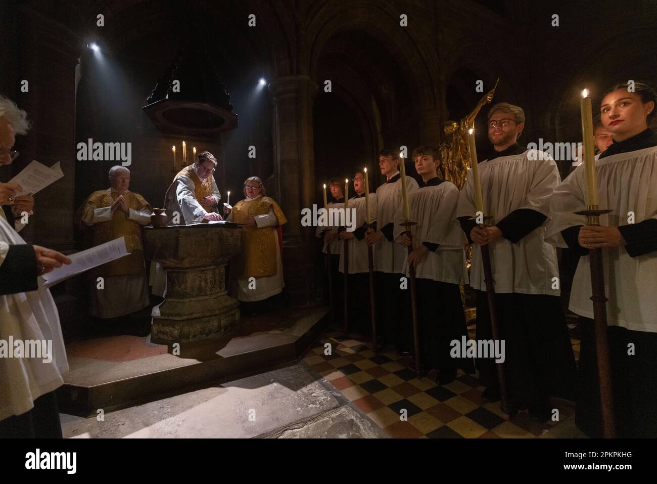 London, Großbritannien. 8. April 2023. Ostern-Vigil-Candlelight-Messe in St. Bartholomew, der großen Kirche in der Stadt London. Kredit: Andy Sillett/Alamy Live News Stockfoto