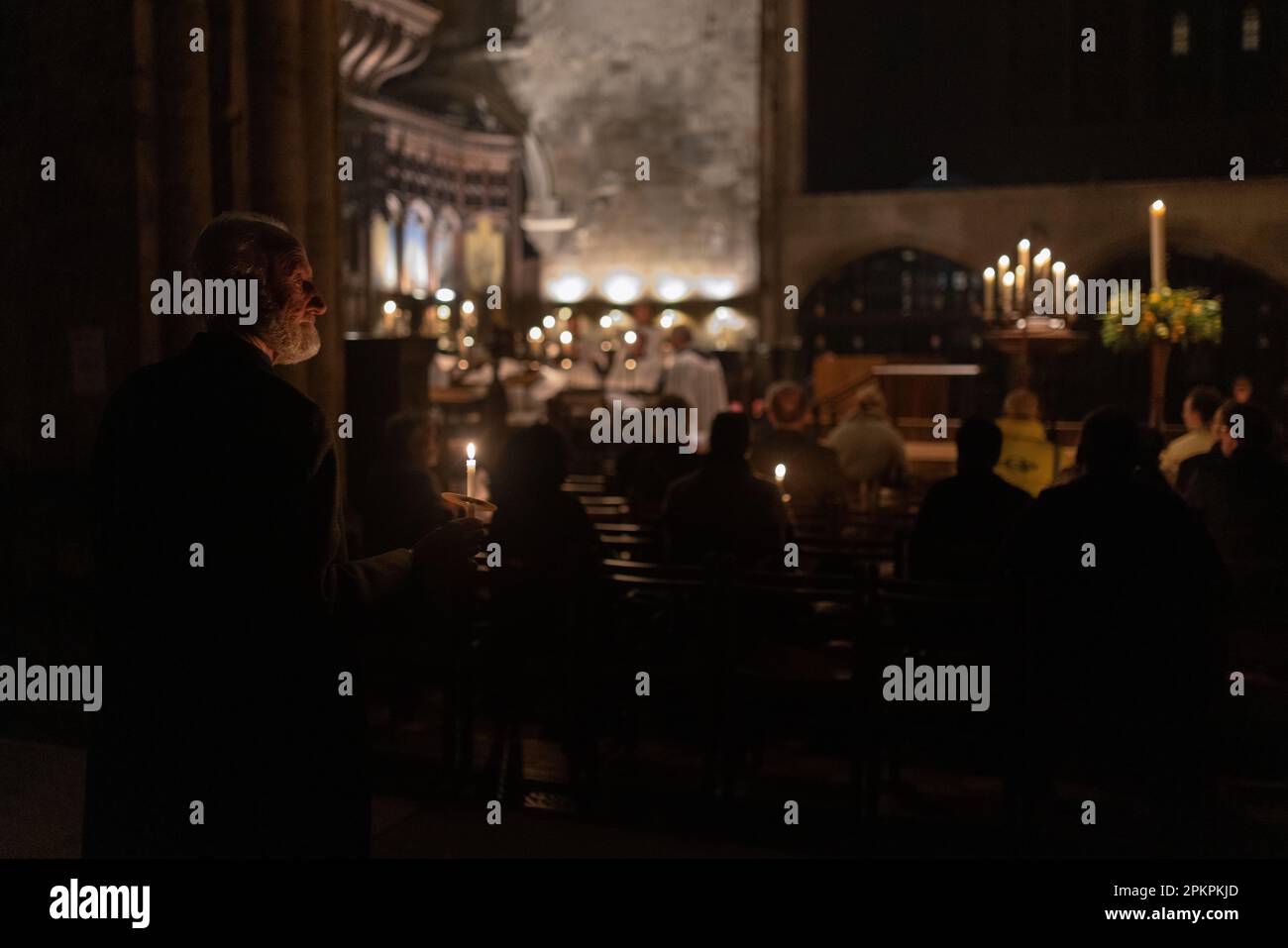 London, Großbritannien. 8. April 2023. Ostern-Vigil-Candlelight-Messe in St. Bartholomew, der großen Kirche in der Stadt London. Kredit: Andy Sillett/Alamy Live News Stockfoto