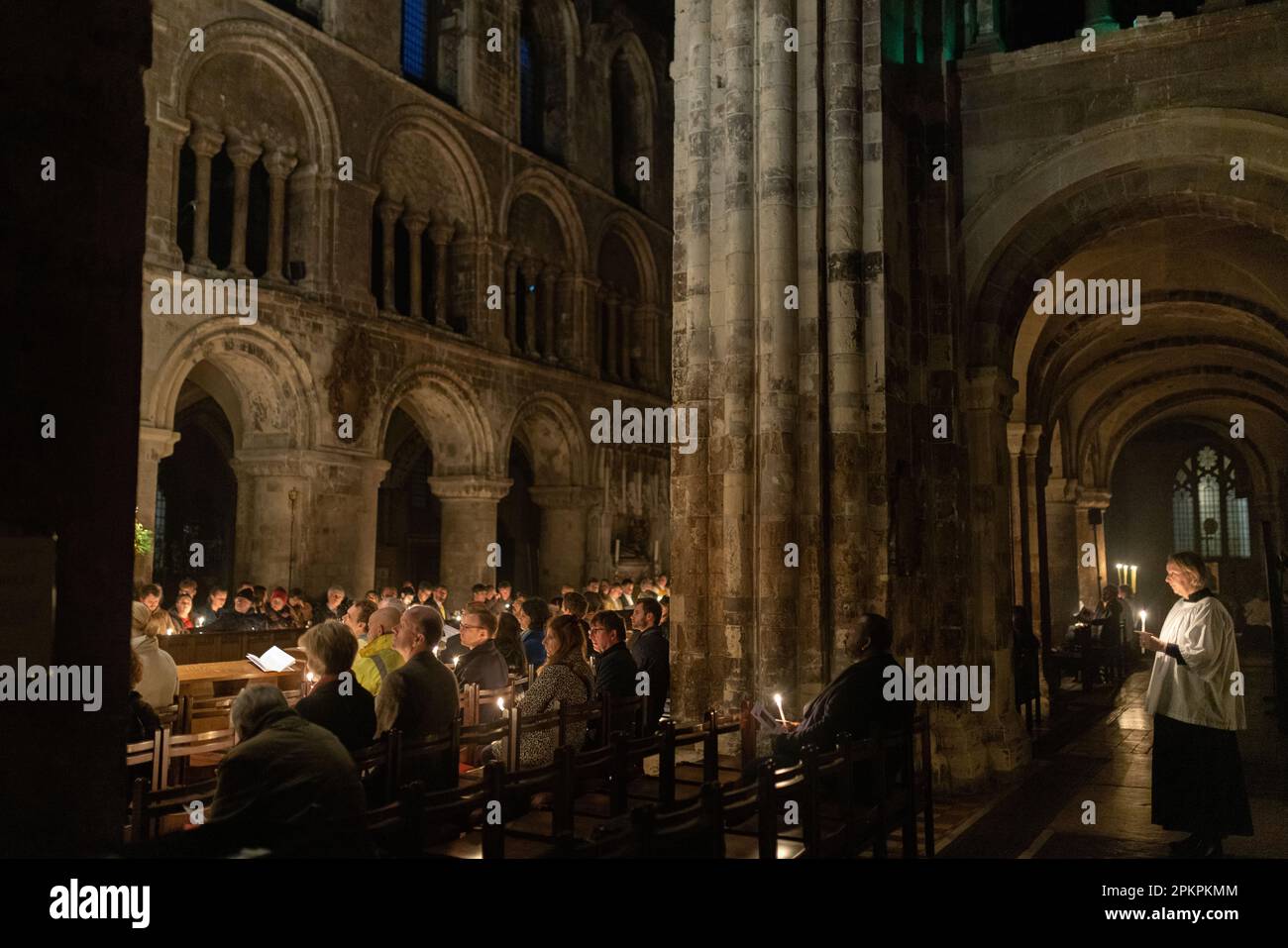 London, Großbritannien. 8. April 2023. Ostern-Vigil-Candlelight-Messe in St. Bartholomew, der großen Kirche in der Stadt London. Kredit: Andy Sillett/Alamy Live News Stockfoto