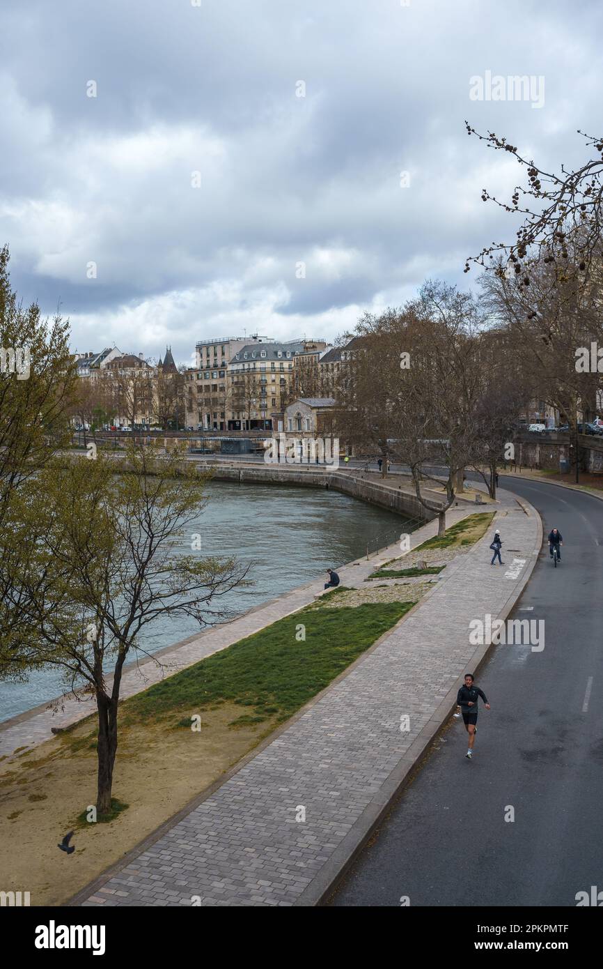 Kais entlang der seine in Paris, Frankreich. Leute, die auf der Straße joggen und radeln. 24. März 2023. Stockfoto