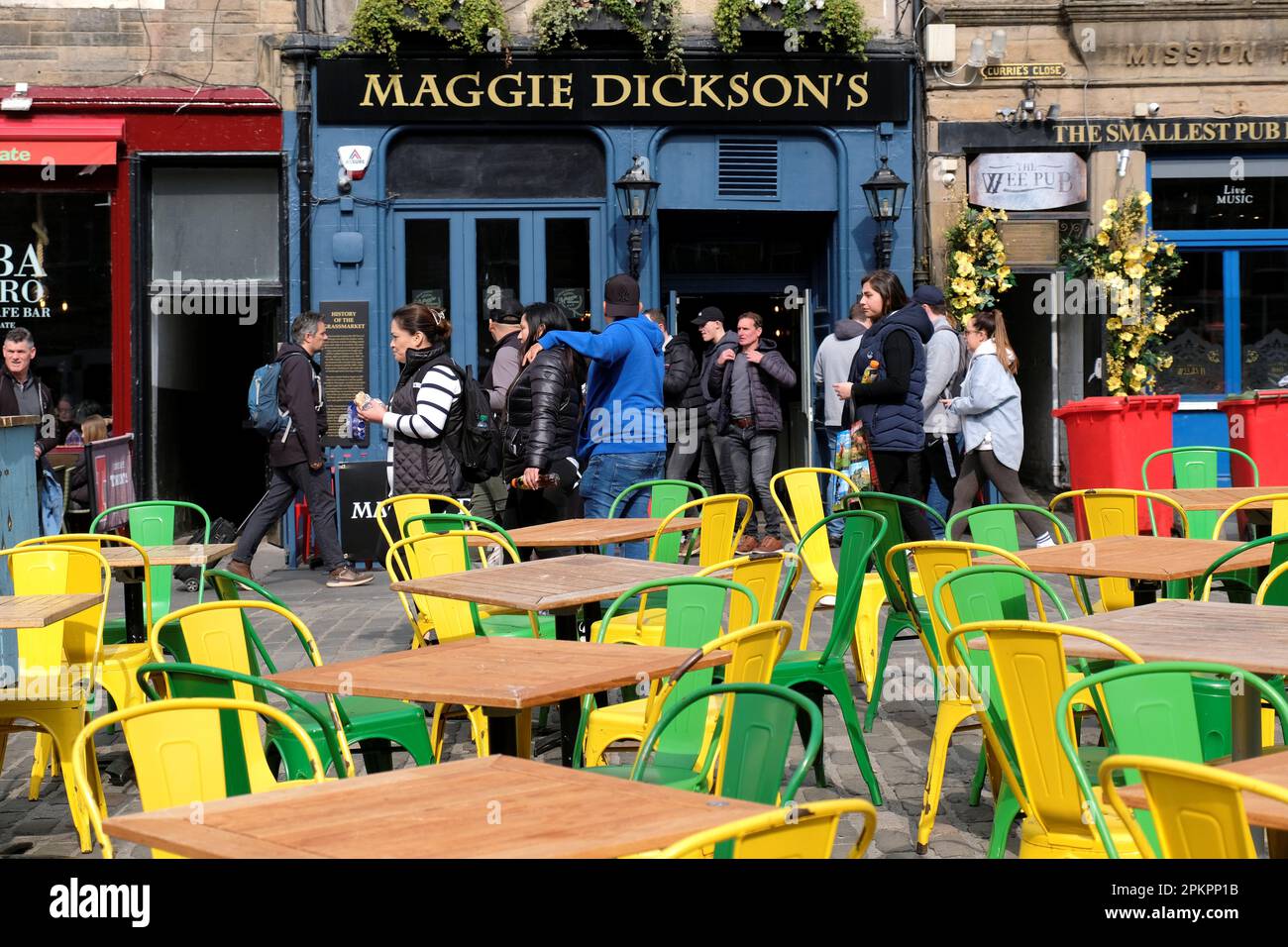 Edinburgh, Schottland, Großbritannien. 9. April 2023 Geschäftig mit Osterurlaubern an den üblichen Hotspots und Besucherattraktionen im Stadtzentrum. Die Tische im Freien werden für den Mittagsrausch vorbereitet. Kredit: Craig Brown/Alamy Live News Stockfoto