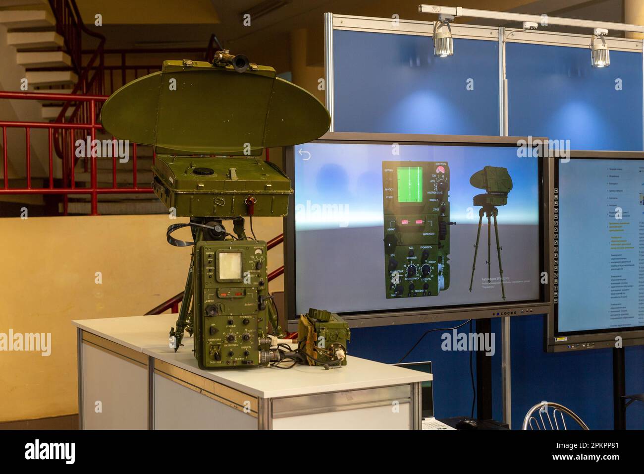 Grodno, Weißrussland - 16. März 2023: Tragbares elektronisches Kriegsführungssystem gegen unbemannte Luftfahrzeuge auf der Ausstellung wissenschaftlicher und technischer AC Stockfoto