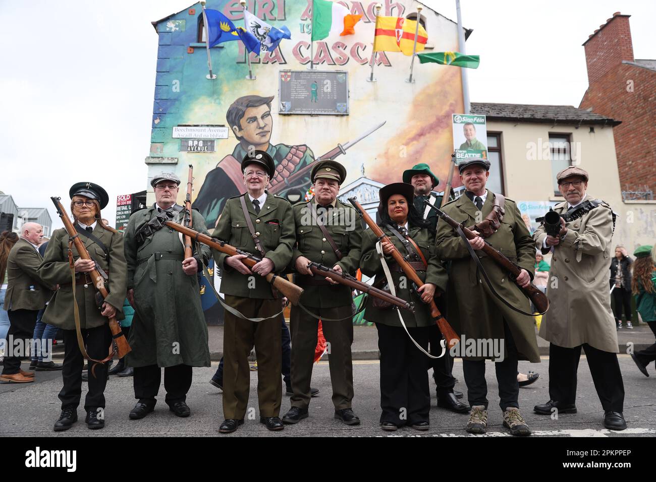 Die Beechmount Avenue in der Nähe der Falls Road, Belfast, repräsentiert vor der Teilnahme an einer von Sinn Fein organisierten Parade zum Milltown Cemetery anlässlich des Jubiläums des Osteraufgangs 1916. Foto: Sonntag, 9. April 2023. Stockfoto