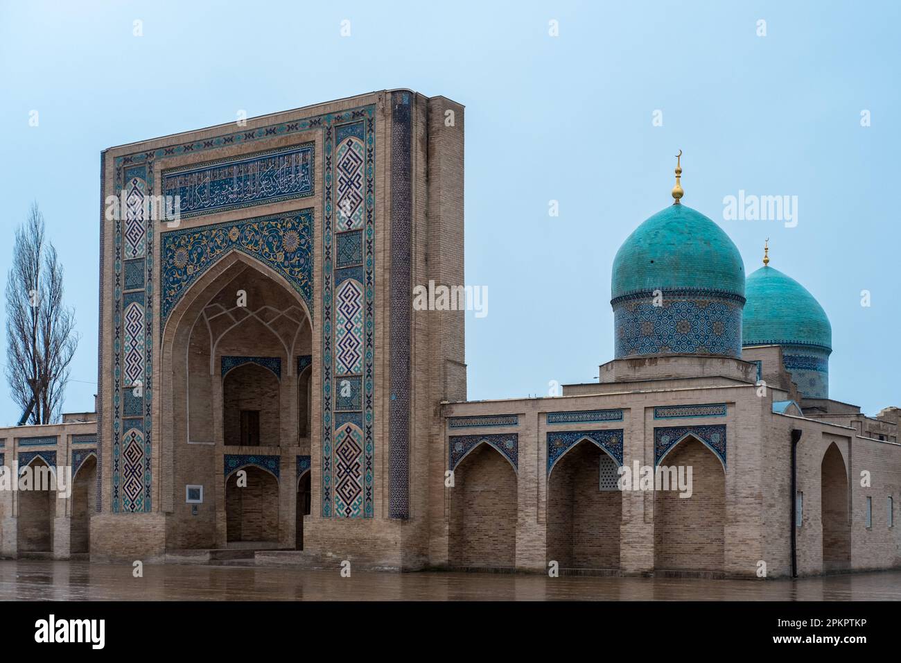 Wunderschönes klassisches Mosaikfoto von Usbekistan Taschkent, Blick auf Barak Khan Madrasah, hat Imam Square (Hazrati Imam) ist ein religiöses Zentrum von Taschkent. Stockfoto