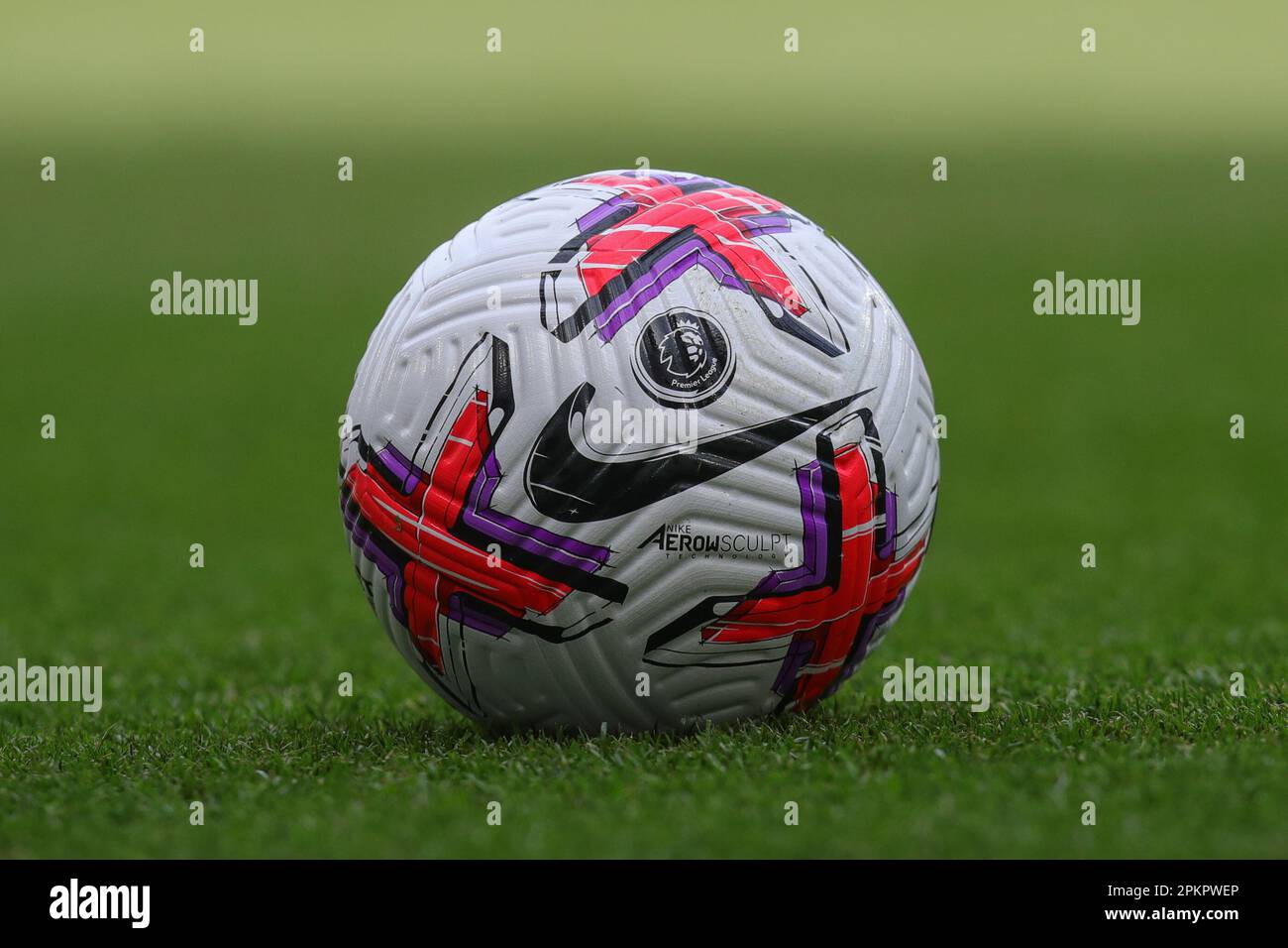 Der Spielball wird beim Premier League-Spiel Leeds United gegen Crystal Palace in der Elland Road, Leeds, Großbritannien, 9. April 2023 gesehen (Foto: James Heaton/News Images) Stockfoto