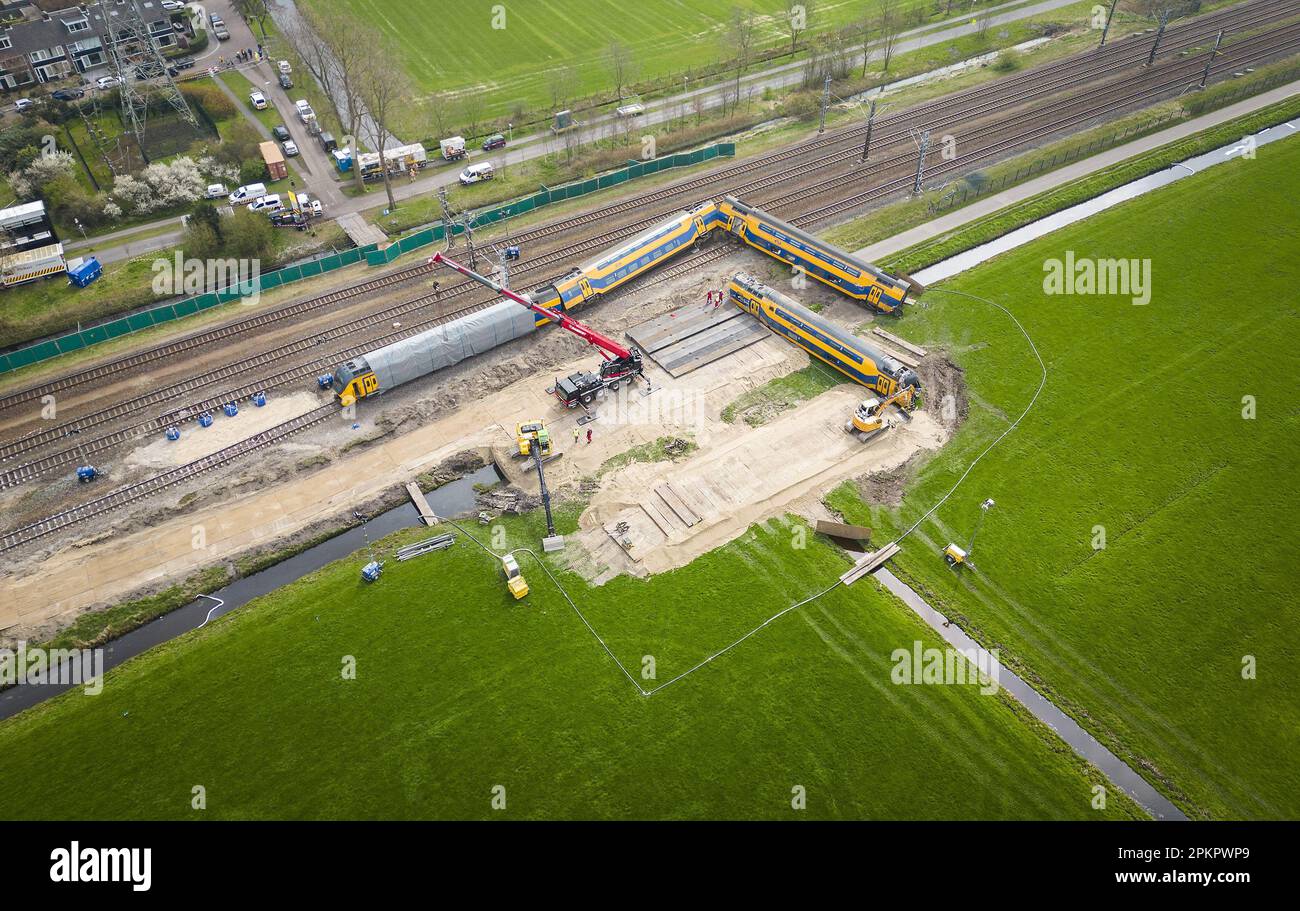 Voorschoten - Drohnenfoto der Einrichtungen, die Prorail zur Aufbewahrung der Zuginsel des Personenzugs einnimmt. Eine besondere Straße wird durch die angrenzende sumpfige Wiese gebaut. Eine Woche zuvor kollidierten ein Passagierzug und ein Güterzug mit einem Baukran an diesem Standort. ANP JEROEN JUMELET niederlande raus - belgien raus Stockfoto