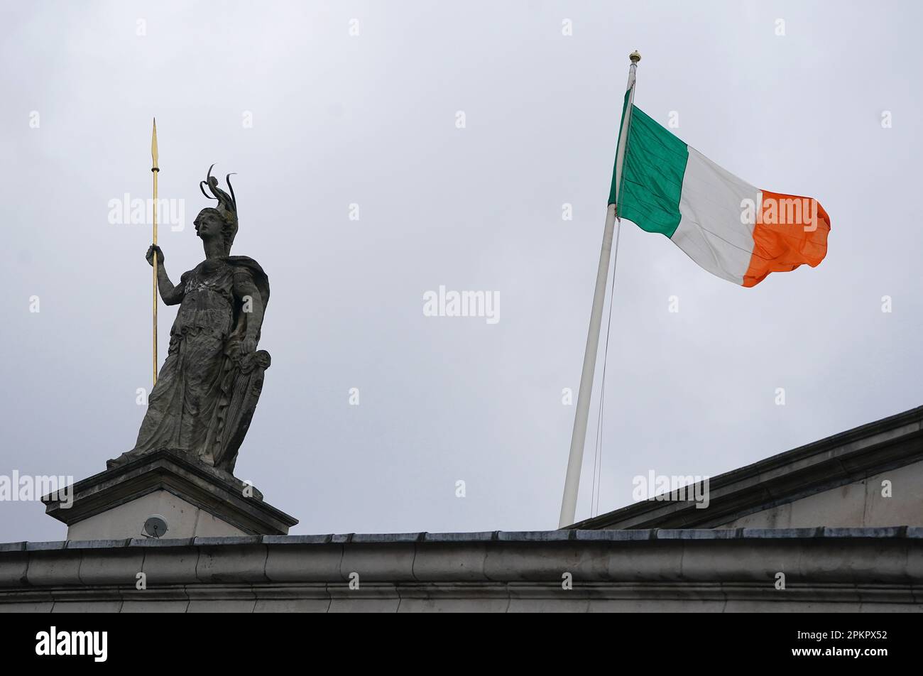 Die Tricolor fliegt über dem GPO auf der O'Connell Street während einer Zeremonie in Dublin anlässlich des Jubiläums des Osteraufgangs 1916. Foto: Sonntag, 9. April 2023. Stockfoto