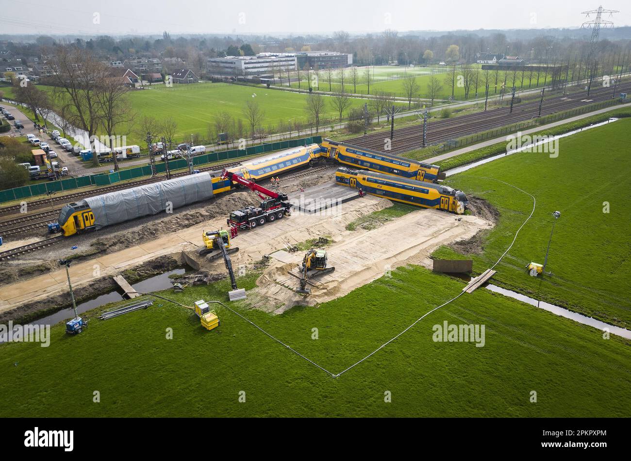 Voorschoten - Drohnenfoto der Einrichtungen, die Prorail zur Aufbewahrung der Zuginsel des Personenzugs einnimmt. Eine besondere Straße wird durch die angrenzende sumpfige Wiese gebaut. Eine Woche zuvor kollidierten ein Passagierzug und ein Güterzug mit einem Baukran an diesem Standort. ANP JEROEN JUMELET niederlande raus - belgien raus Stockfoto