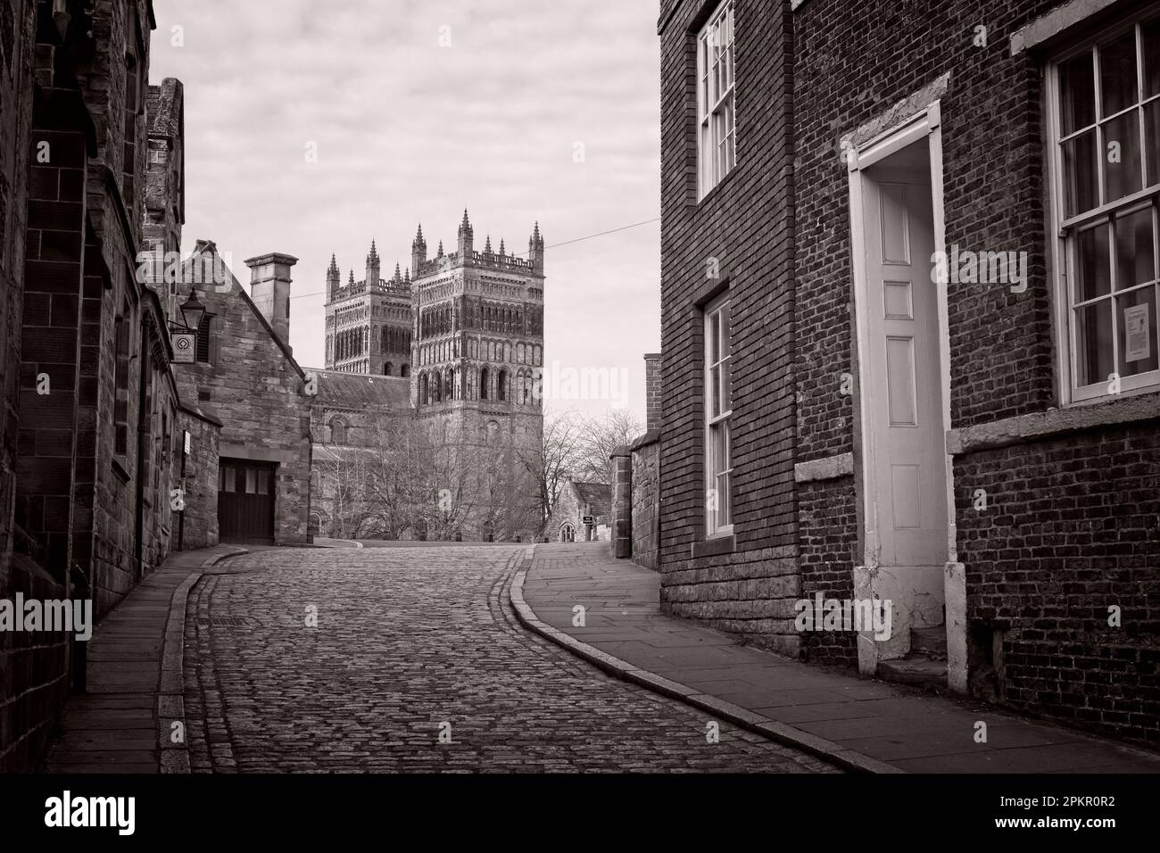 Die Kathedrale von Durham wurde von der Kopfsteinpflasterstraße von Owengate im historischen Stadtzentrum von Durham aufgenommen. Stockfoto