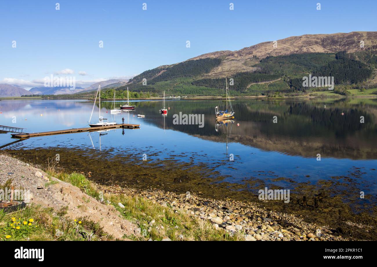 Majestätischer Blick auf Locleven, der die umliegenden Berge reflektiert, an einem klaren, sonnigen Nachmittag in den westlichen schottischen Highlands Stockfoto