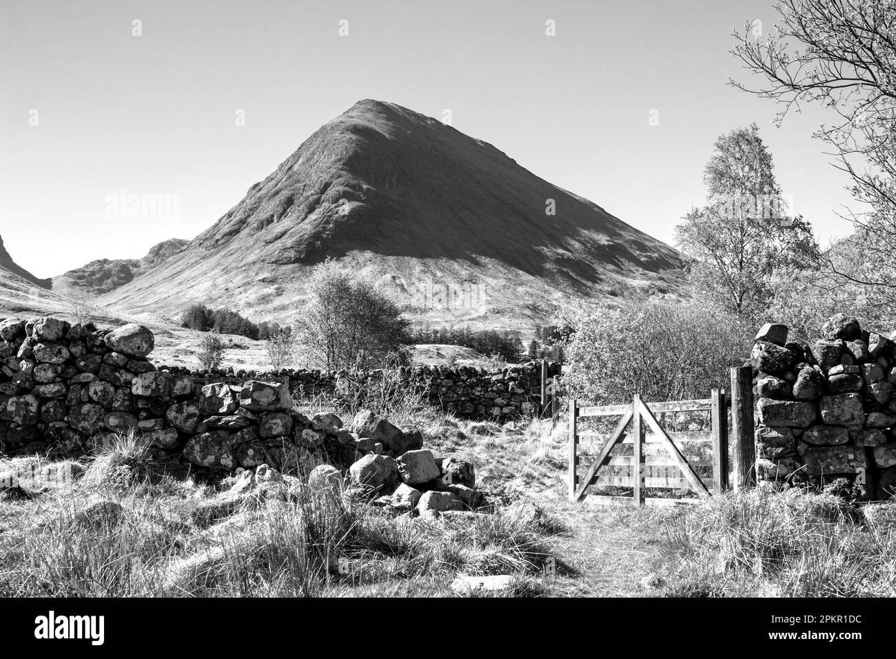 Ein hölzernes Tor am Anfang des Weges in Richtung Torr and Signal Rock in Glen Coe, Schottland. Stockfoto