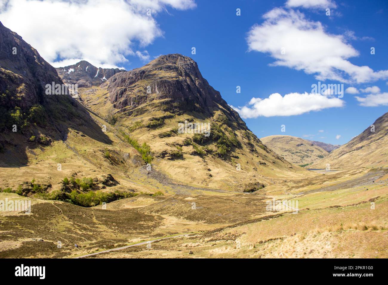 Bidean Nam Bian erhebt sich über Glen Coe an einem klaren, sonnigen Tag in den schottischen Highlands Stockfoto