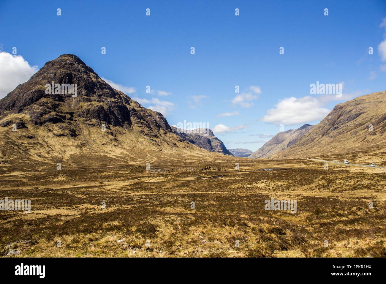 Buchaille Etive Mor, ein ikonischer schottischer Hochlandberg, der sich aus dem umliegenden Heideland erhebt Stockfoto