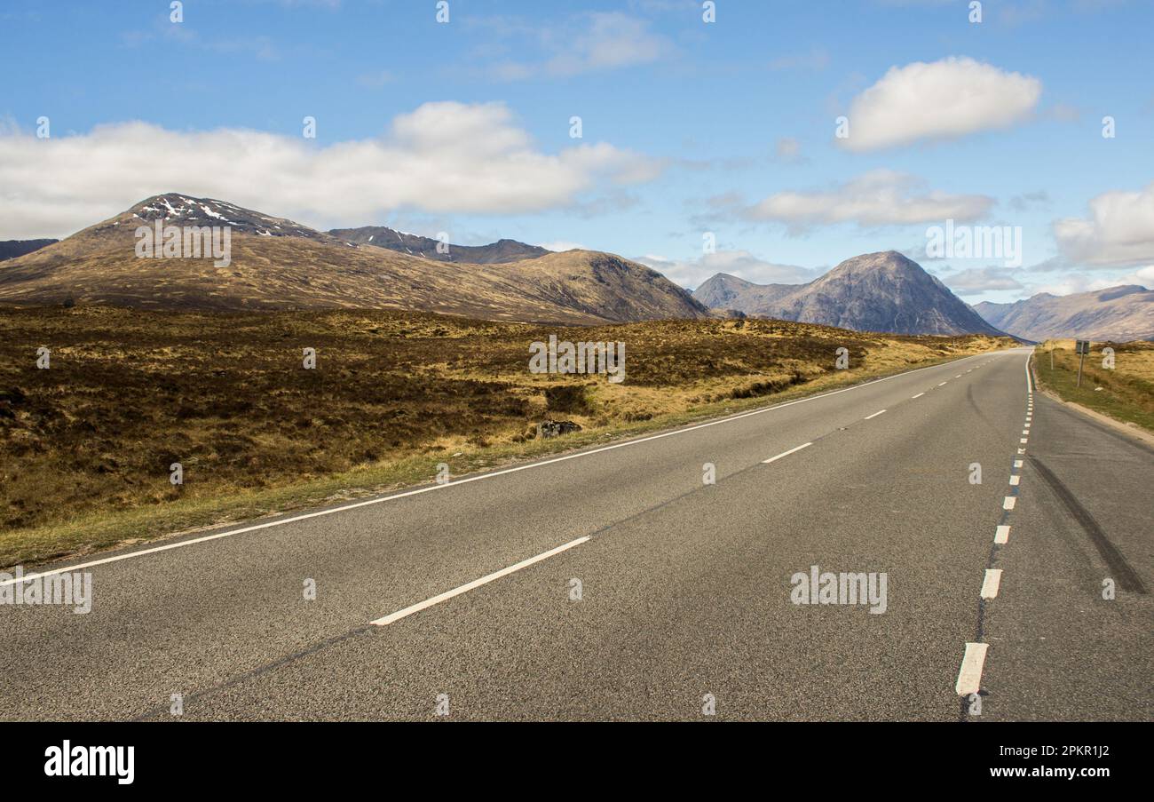 Im Frühling fahren Sie durch die schottischen Highlands, mit Buchaille Etive Mor im Hintergrund Stockfoto
