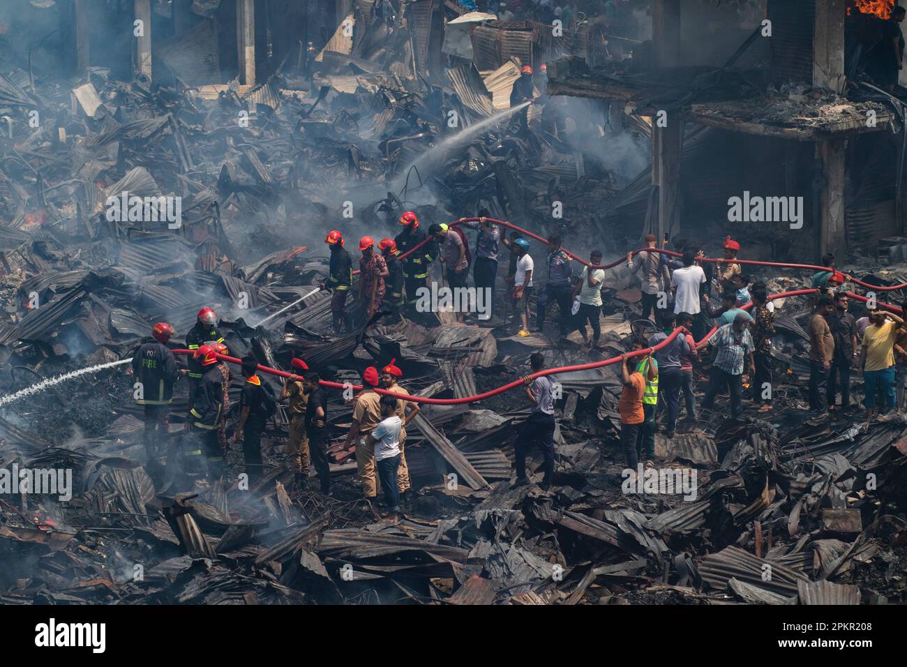 4. April 2023, Dhaka, Bangladesch. Feuer auf dem Markt von Bongobazar, Dhaka. Stockfoto