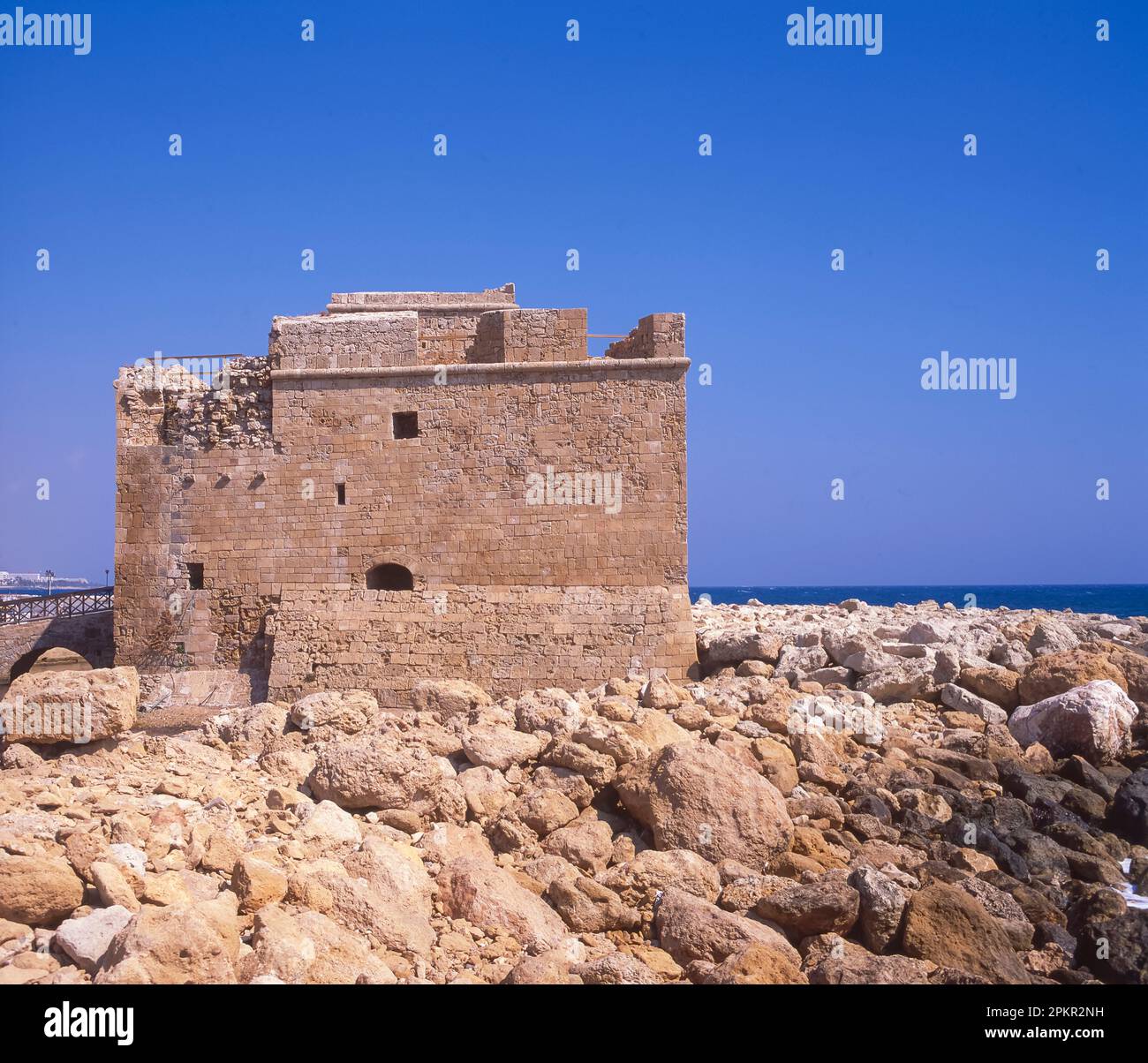 Die Ruinen der mittelalterlichen Festung Paphos am Eingang zum Hafen ...