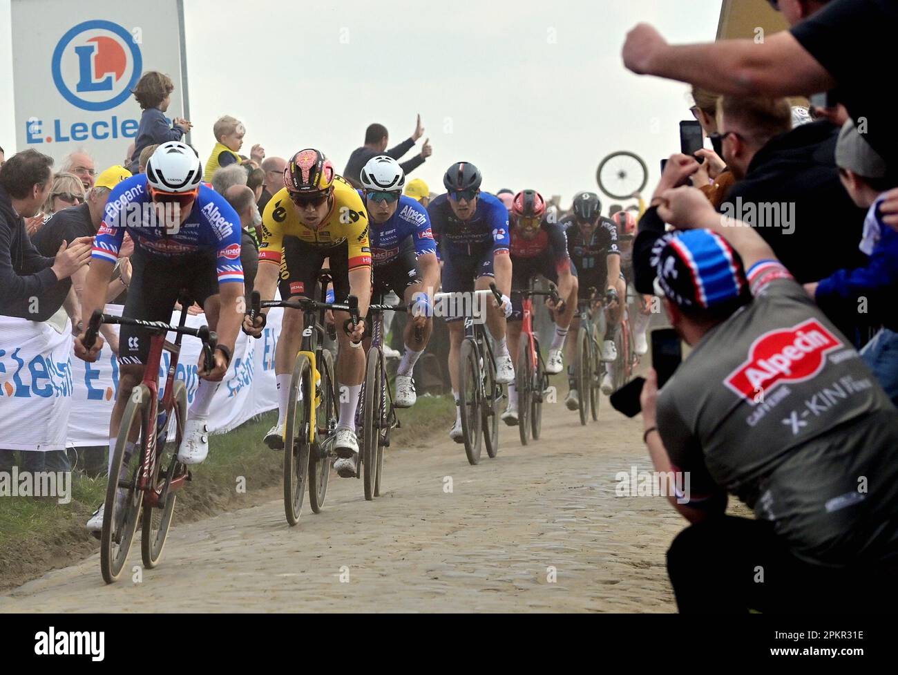 Schweizer Stefan Kung von Groupama-FDJ, niederländischer Mathieu van der Poel von Alpecin-Deceuninck, belgischer Jasper Philipsen von Alpecin-Deceuninck, belgischer Gianni Vermeersch von Alpecin-Deceuninck, italienischer Filippo Ganna von Ineos Grenadiers, dänischer Mads Pederscheid von deutschem Team John Dafredsch, deutsch von Trek-Koldidid, Der belgische Wout van Aert vom Team Jumbo-Visma und der belgische Laurenz Rex von Intermarche-Circus-Wanty bildeten am Sonntag, den 09. April 2023, das Herrenelitenrenrenrenrenrennen der Radtour „Paris-Roubaix“ 256,6km von Compiegne nach Roubaix, Frankreich. BELGA FOTO DIRK WAEM Stockfoto