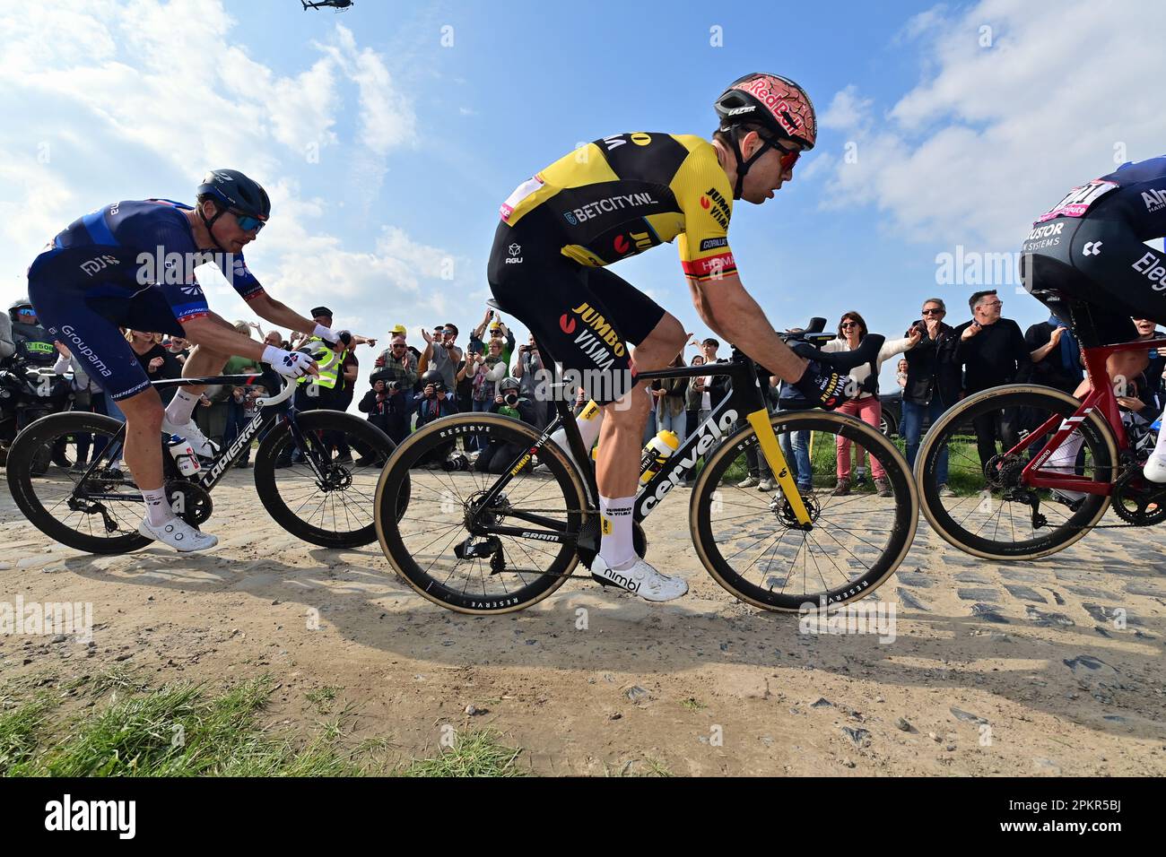 Roubaix, Frankreich. 09. April 2023. Schweizer Stefan Kung von Groupama-FDJ und belgischer Wout van Aert von Team Jumbo-Visma in Aktion während des Herrenrenrenrenrenrenrenrenrenrennen der Radtour „Paris-Roubaix“, 256,6km von Compiegne nach Roubaix, Frankreich, am Sonntag, den 09. April 2023. BELGA PHOTO DIRK WAEM Credit: Belga News Agency/Alamy Live News Stockfoto