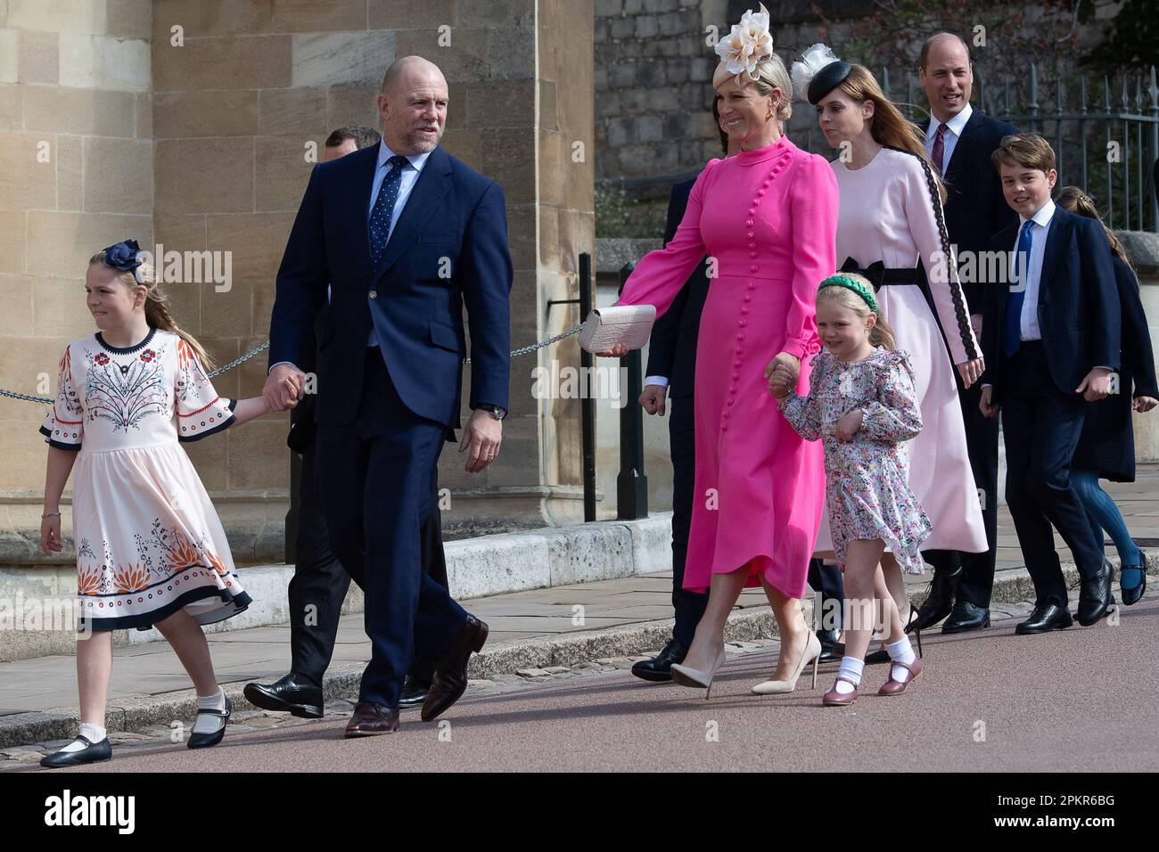 Windsor, Berkshire, Großbritannien. 9. April 2023. Zara und Mike Tindall kommen mit ihren Mädchen und Mitgliedern der königlichen Familie an, um heute Morgen den Ostermorgengottesdienst in der St. George's Chapel im Schloss Windsor zu besuchen. Kredit: Maureen McLean/Alamy Live News Stockfoto