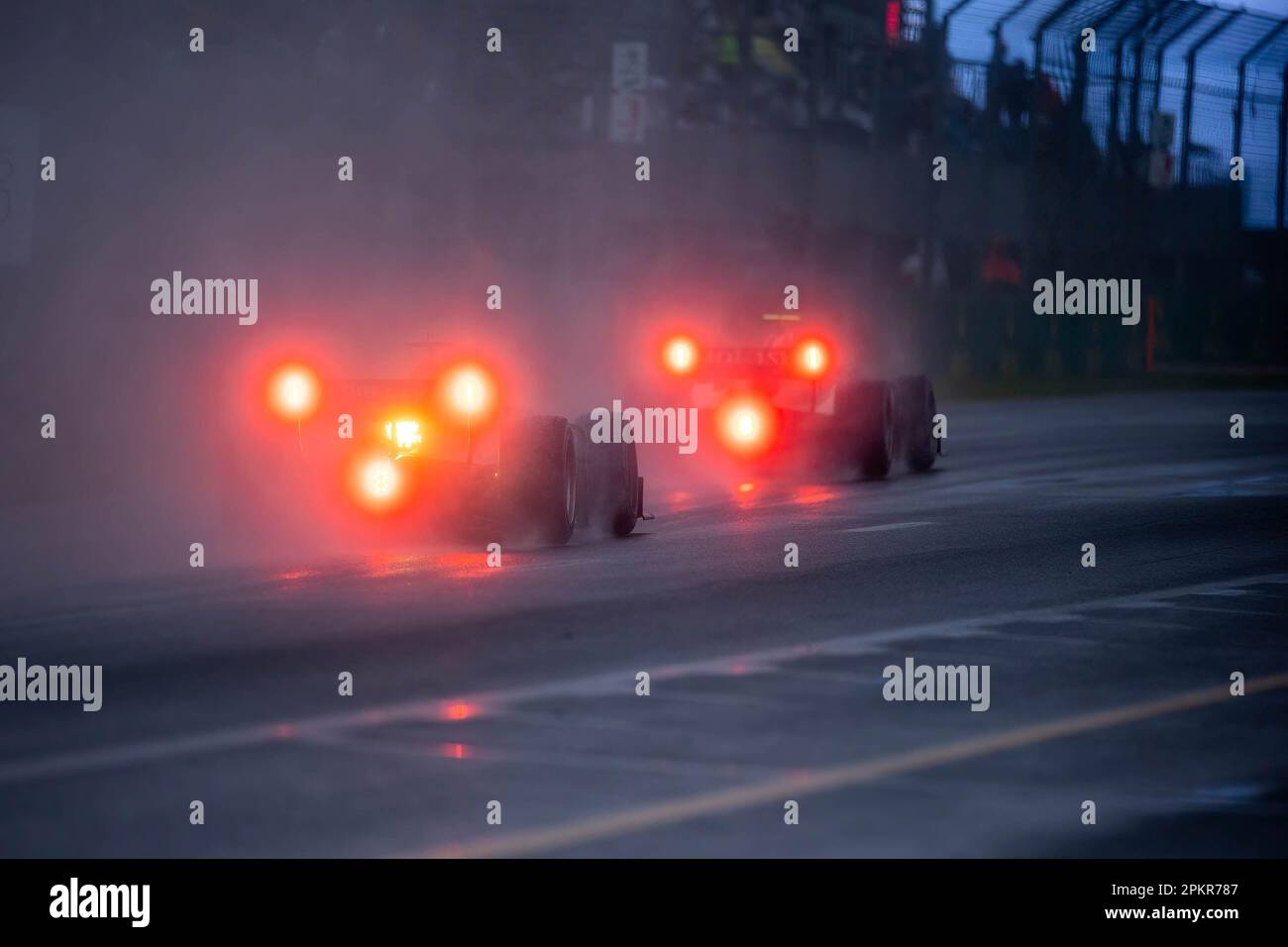 Autos, die während des F2. Quartals beim australischen Formel-1-Grand Prix durch den Regen fahren. Stockfoto