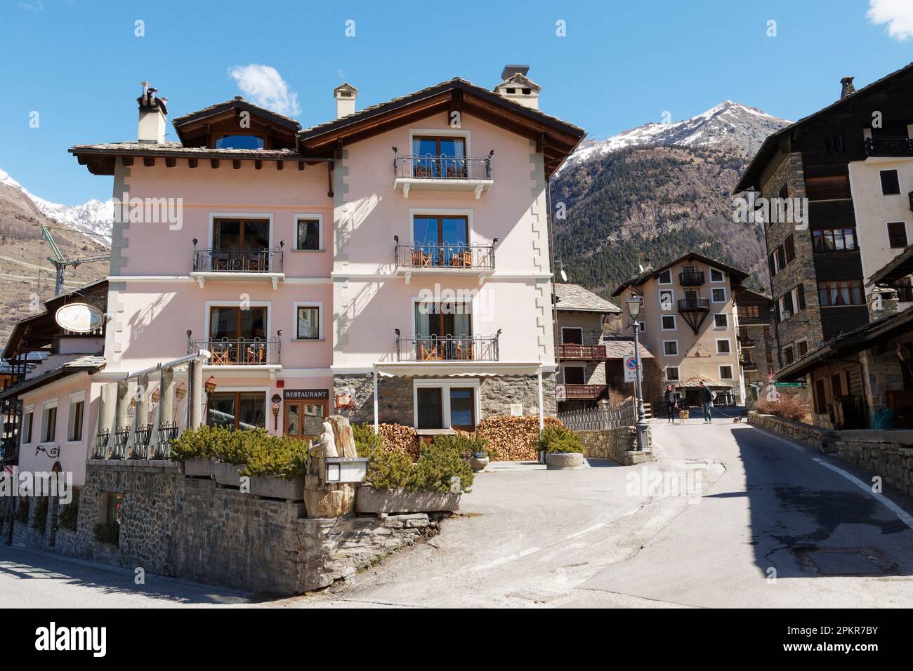 Malerische Anwesen am Straßenrand und ein Berg in Cogne, der Hauptstadt des Gran Paradiso Nationalparks in der Region Aosta Valley, Italien Stockfoto