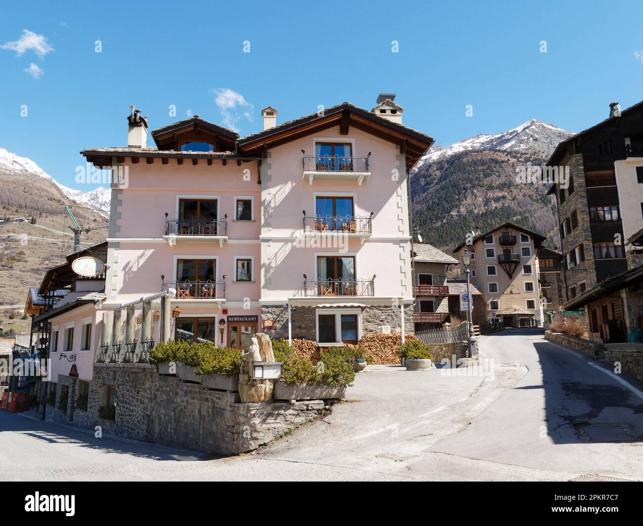 Malerische Anwesen am Straßenrand und ein Berg in Cogne, der Hauptstadt des Gran Paradiso Nationalparks in der Region Aosta Valley, Italien Stockfoto