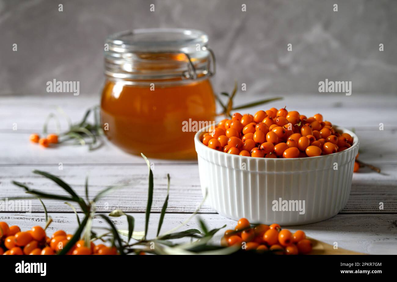 Sanddornbeeren, Honig, Zitrone, Zimt. Angereichertes Essen.für die Gesundheit sorgen. Stockfoto