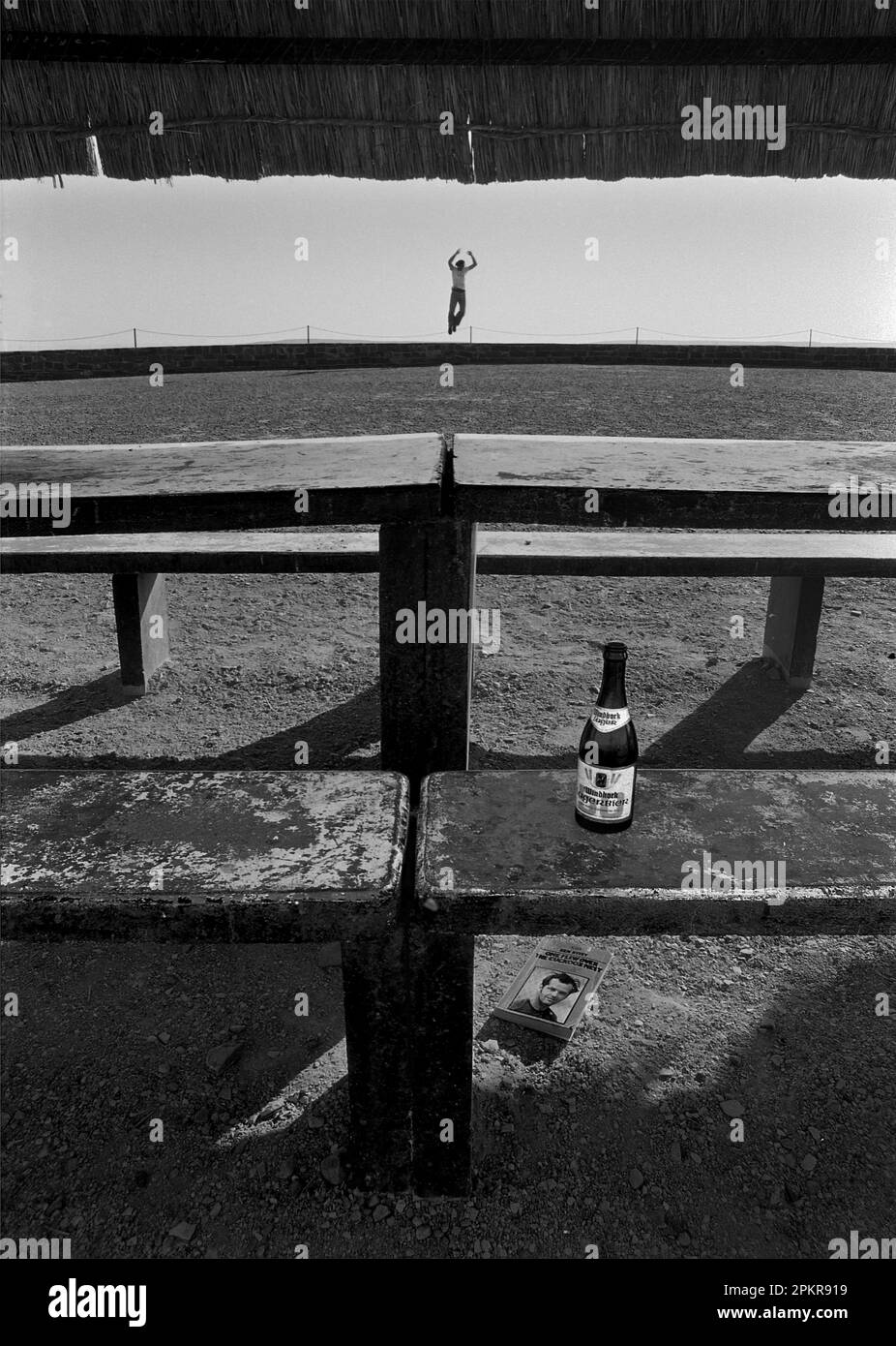 Obie Oberholzer in einem Selbstporträt (mit Buch „One flow over the Cuckoos Nest“ und einem Windhoek Lager Bier) im Fish River Canyon in Namibia 197 Stockfoto