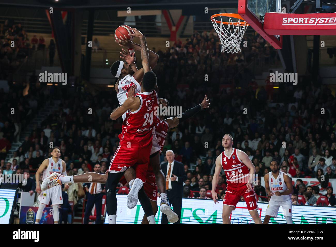 Varese, Italien. 08. April 2023. Tariq Owens #41 von Pallacanestro Varese OpenJobMetis und Marcus Lee #24 von Unahotels Reggio Emilia in Aktion während der LBA Lega Basket Ein 2022/23 reguläres Saisonspiel zwischen Pallacanestro Varese OpenJobMetis und Unahotels Reggio Emilia in Palasport Lino Oldrini. Endstand: Varese 81:85 Reggiana. Kredit: SOPA Images Limited/Alamy Live News Stockfoto