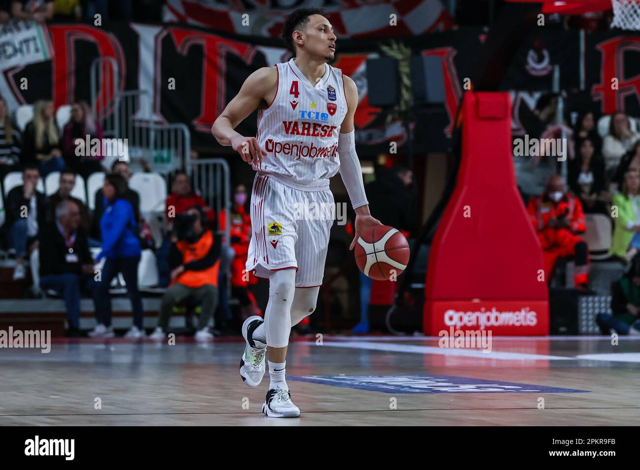 Varese, Italien. 08. April 2023. Colbey Ross #4 von Pallacanestro Varese OpenJobMetis in Aktion während der LBA Lega Basket Ein reguläres Saisonspiel 2022/23 zwischen Pallacanestro Varese OpenJobMetis und Unahotels Reggio Emilia in Palasport Lino Oldrini. Endstand: Varese 81:85 Reggiana. Kredit: SOPA Images Limited/Alamy Live News Stockfoto