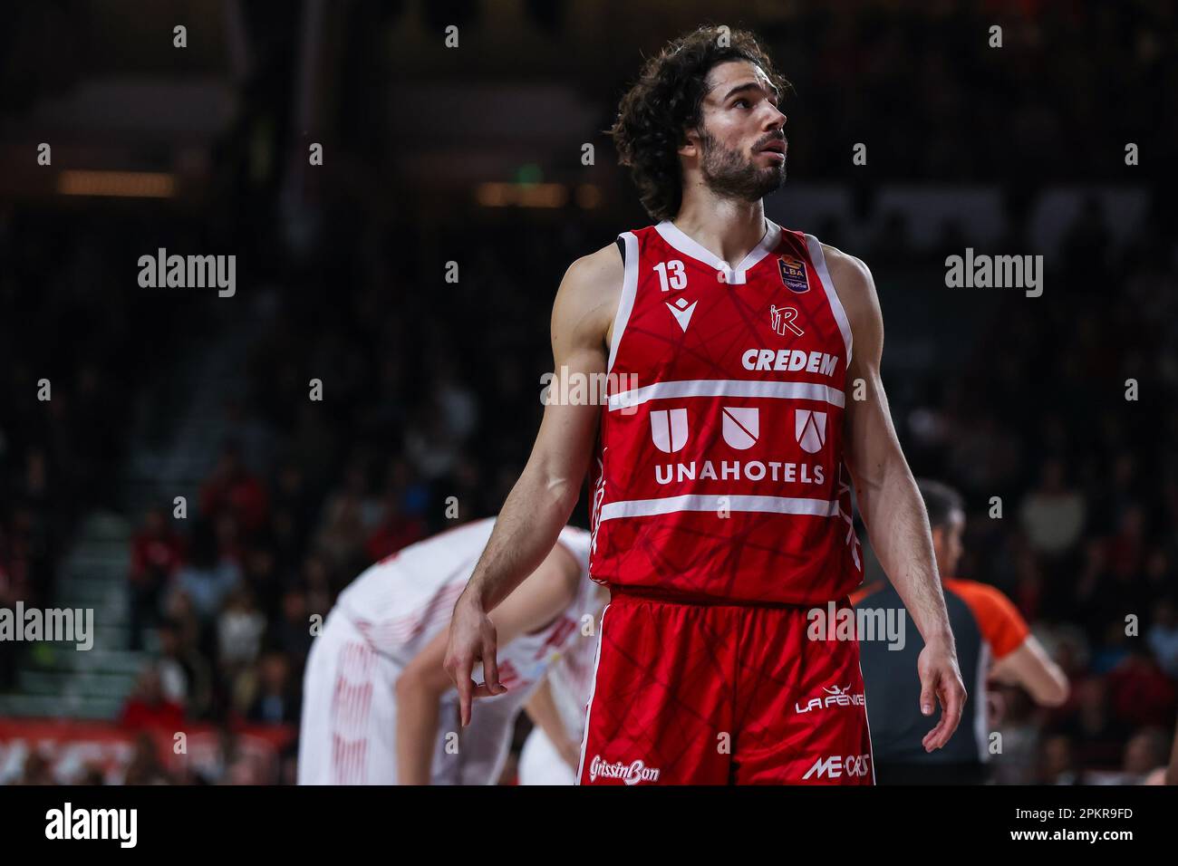 Varese, Italien. 08. April 2023. Michele Vitali #13 von Unahotels Reggio Emilia sieht während der LBA Lega Basket Ein reguläres Saisonspiel von 2022/23 zwischen Pallacanestro Varese OpenJobMetis und Unahotels Reggio Emilia in Palasport Lino Oldrini. Endstand: Varese 81:85 Reggiana. Kredit: SOPA Images Limited/Alamy Live News Stockfoto