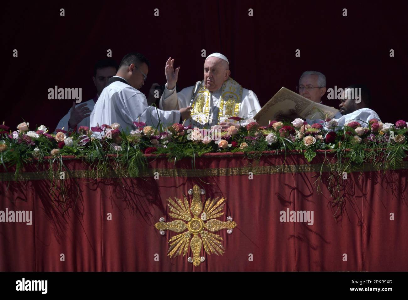 Papst Franziskus bringt den Segen „Urbi et Orbi“ der Stadt und der Welt