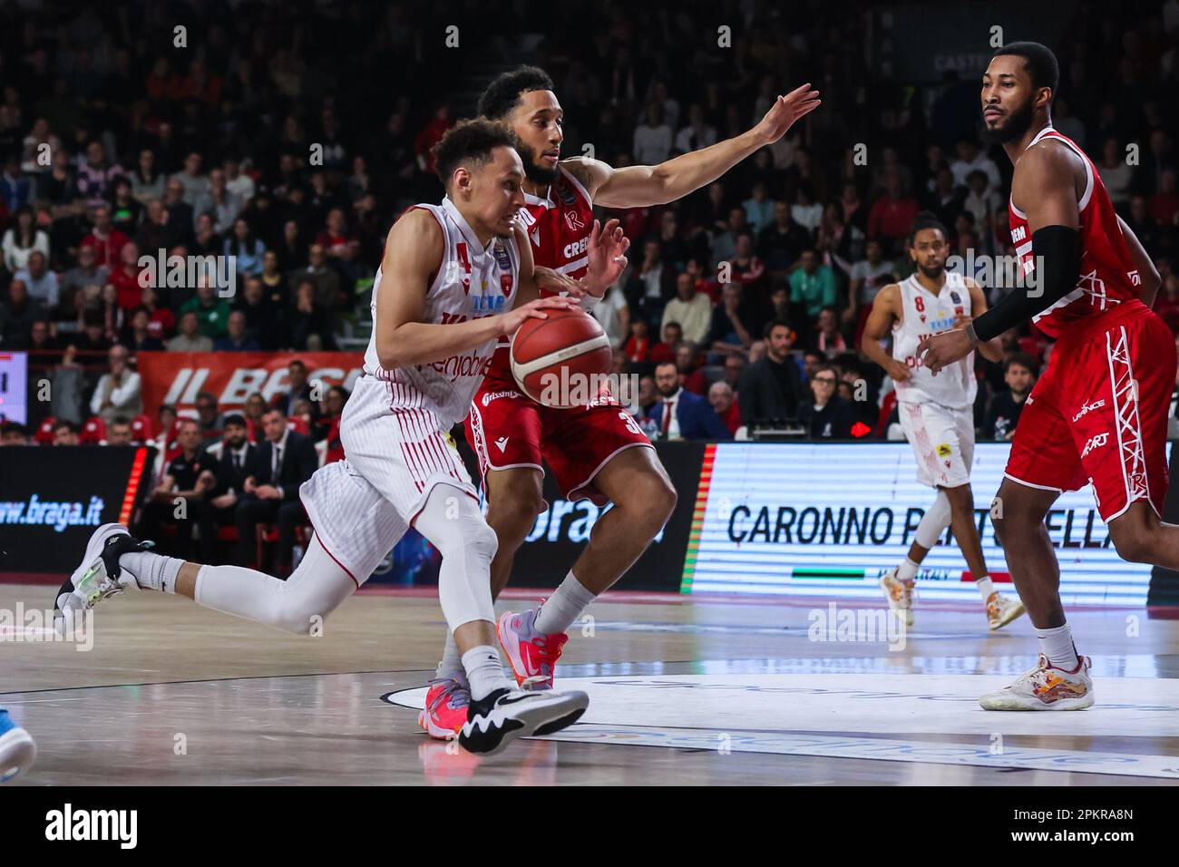 Varese, Italien. 08. April 2023. Colbey Ross #4 von Pallacanestro Varese OpenJobMetis (L) und Jeremy Senglin #30 von Unahotels Reggio Emilia (R) in Aktion während der LBA Lega Basket Ein 2022/23 reguläres Saisonspiel zwischen Pallacanestro Varese OpenJobMetis und Unahotels Reggio Emilia in Palasport Lino Oldrini. Endstand: Varese 81:85 Reggiana. (Foto: Fabrizio Carabelli/SOPA Images/Sipa USA) Guthaben: SIPA USA/Alamy Live News Stockfoto