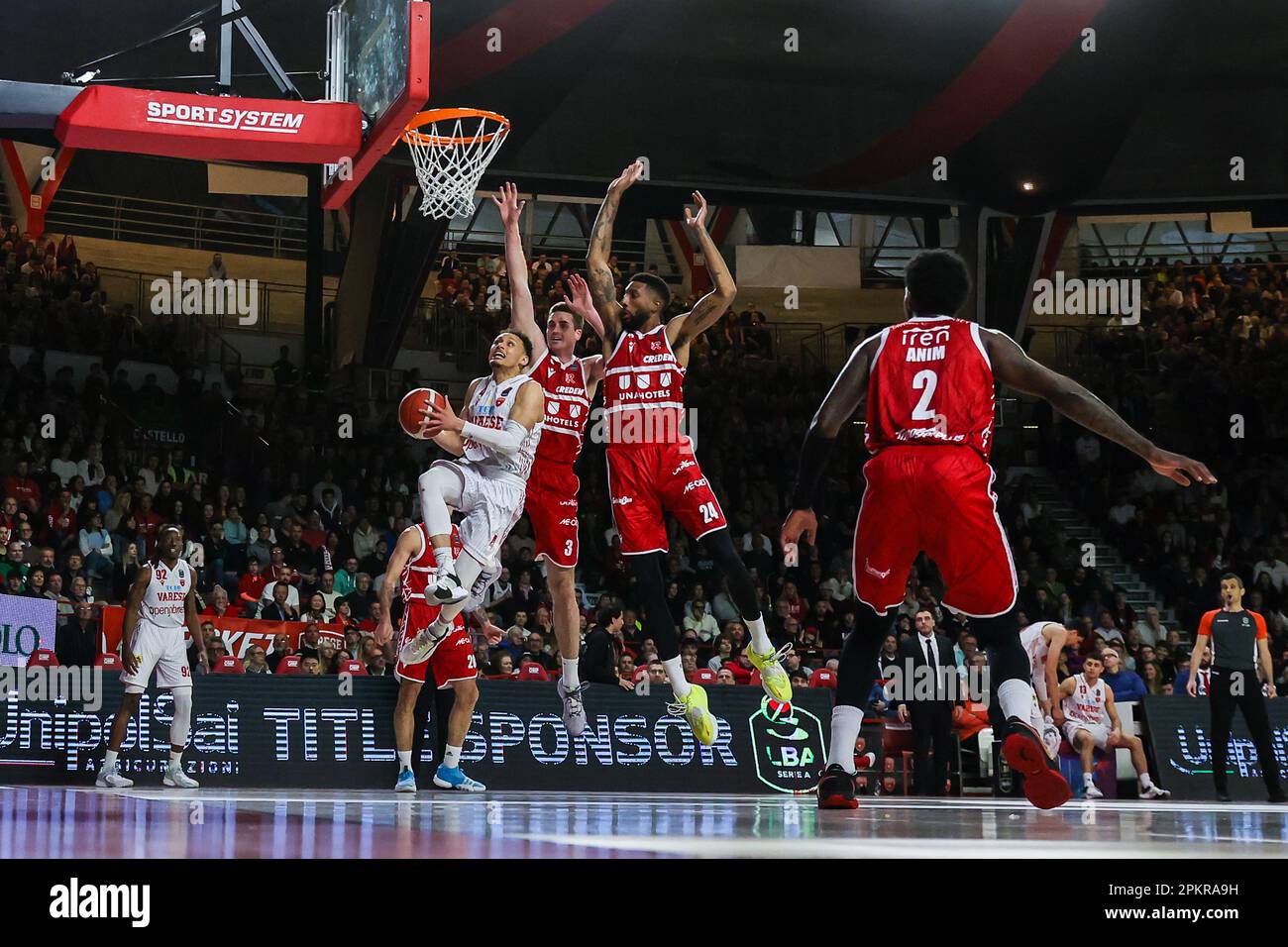 Varese, Italien. 08. April 2023. Colbey Ross #4 von Pallacanestro Varese OpenJobMetis (L), Nathan Reuvers #3 (C) und Marcus Lee #24 von Unahotels Reggio Emilia (R) in Aktion während der LBA Lega Basket Ein reguläres Saisonspiel von 2022/23 zwischen Pallacanestro Varese OpenJobMetis und Unahotels Reggio Emilia in Paldrino Oldrini. Endstand: Varese 81:85 Reggiana. (Foto: Fabrizio Carabelli/SOPA Images/Sipa USA) Guthaben: SIPA USA/Alamy Live News Stockfoto